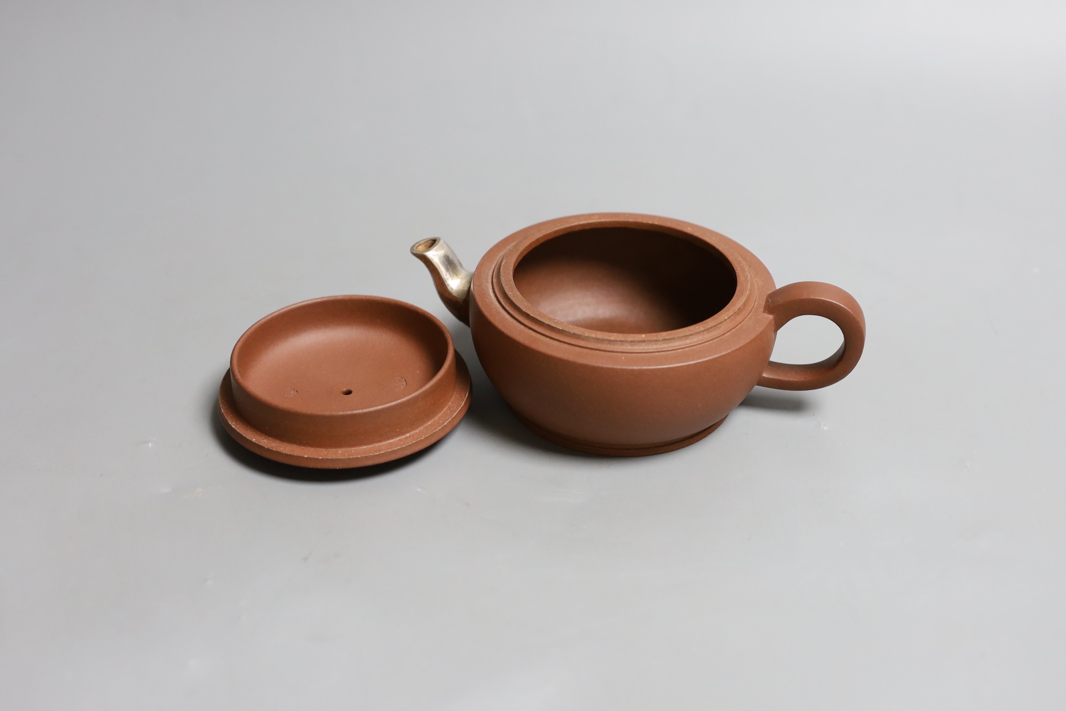 A Chinese Yixing drum-shaped teapot, Qing dynasty, 6cms high, 15.5cm long